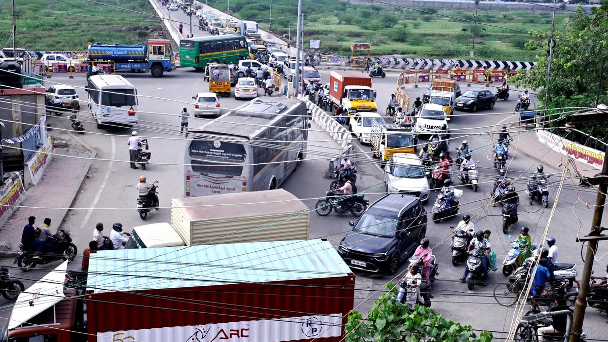 Chock-o-block traffic congestion spills over to Vaigai North Bank Road