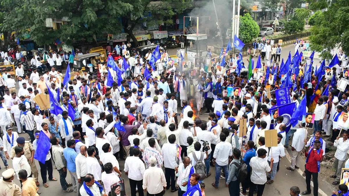 Karnataka: Dalit Sene march to express solidarity with Minister Priyank Kharge