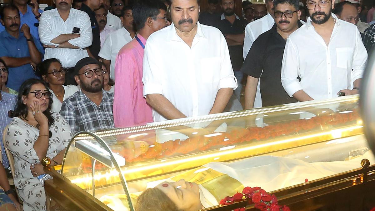 Hundreds pay tribute to veteran actor Kaviyoor Ponnamma