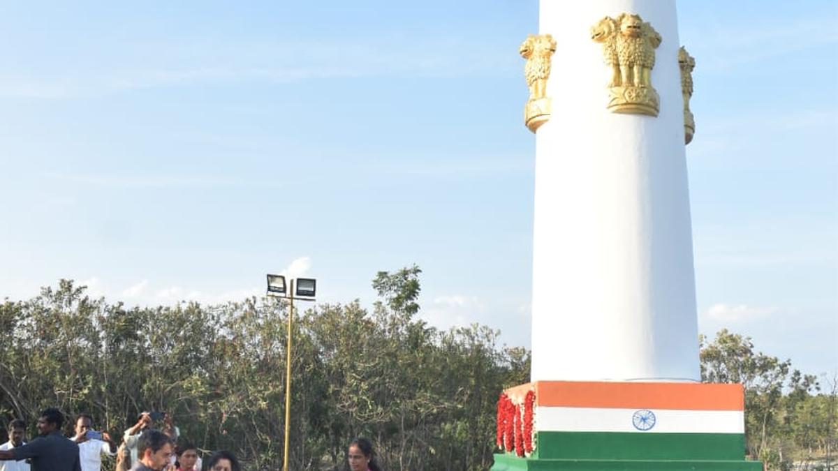 Governor pays tribute at Salt Satyagraha Memorial in Vedaranyam