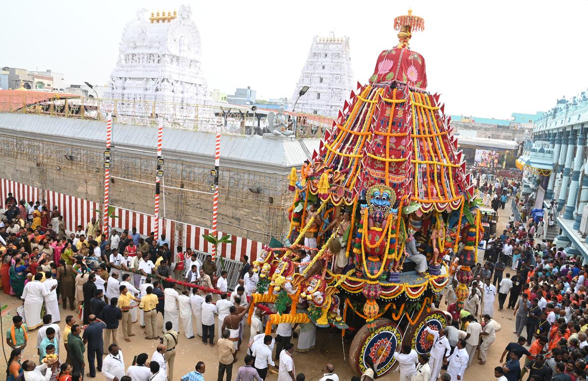 ‘Rathotsavam’ at Tiruchanur turns a feast for eyes