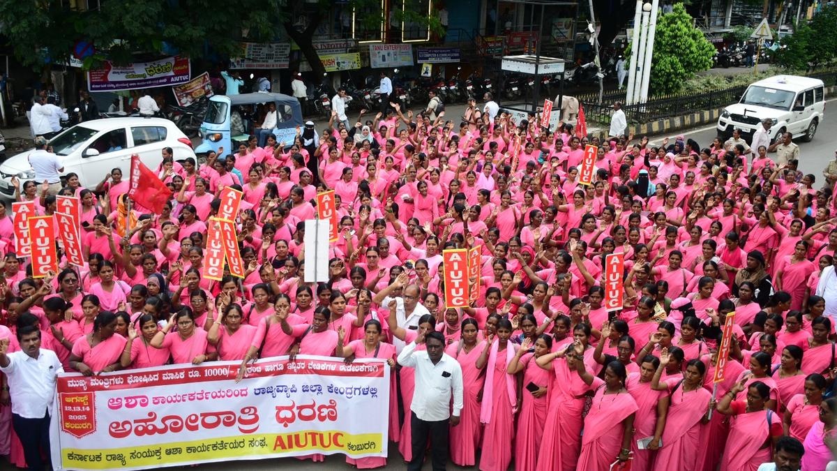 Braving rain, ASHAs launch indefinite protest in Kalaburagi over unkept pay hike promise