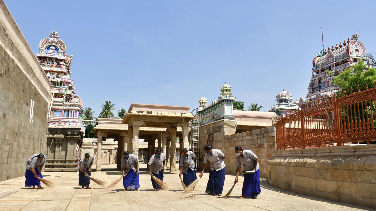 Srirangam temple authorities recruit cleaning, security staff