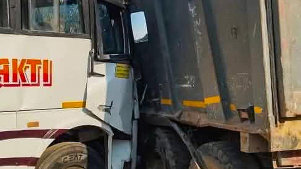 Four dead, 19 injured in bus-truck crash in Agra