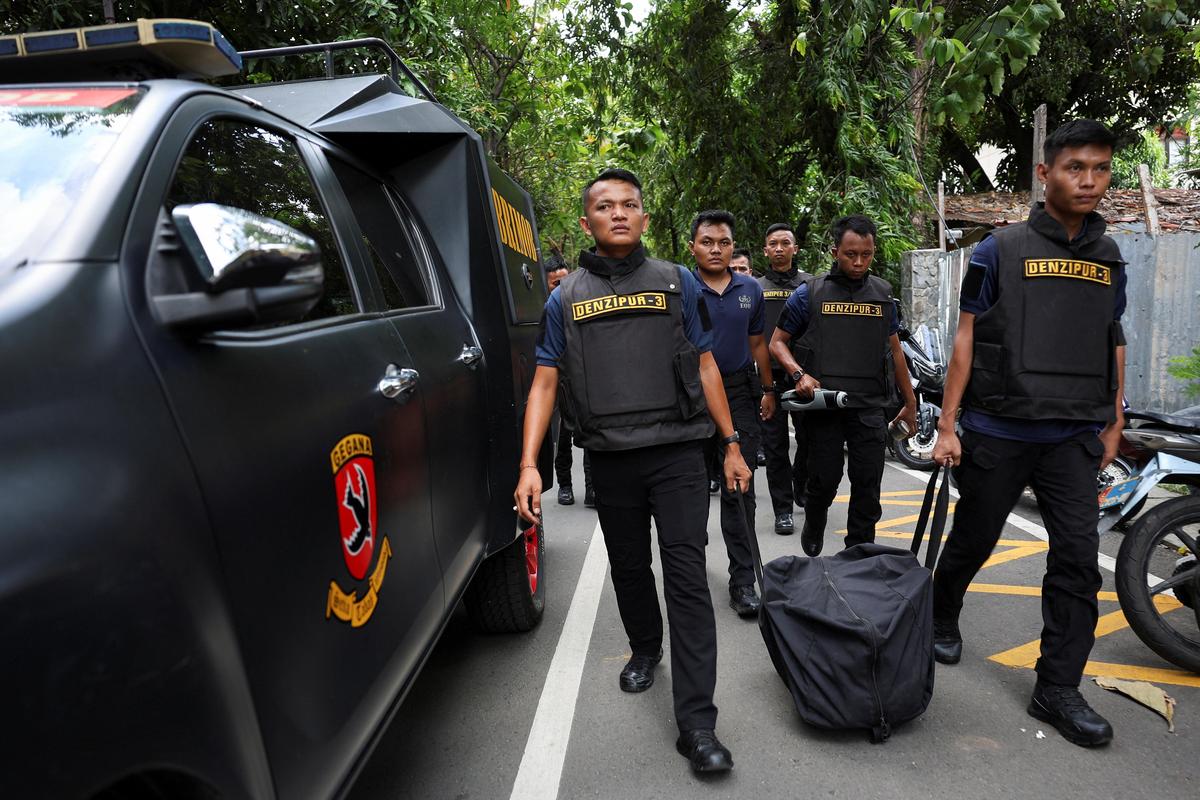 Indonesian military Combat Engineering Detachment (Denzipur) personnel carrying explosive detection equipment arrive after an explosion occurred at a school complex in Jakarta, Indonesia, on November 7, 2025.