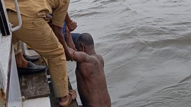 Fishermen rescued from drowning in Vembanad Lake