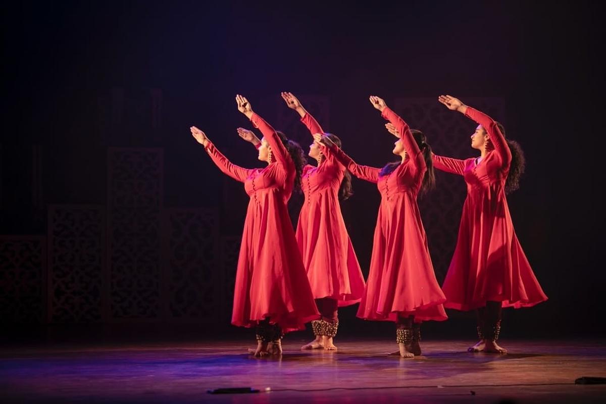 कदम्ब के नर्तक कुमुदिनी लाखिया की लोकप्रिय कृतियों में से एक 'अता किम' का प्रदर्शन करते हुए कदम्ब के नर्तक कुमुदिनी लाखिया की लोकप्रिय कृतियों में से एक 'अता किम' का प्रदर्शन करते हुए