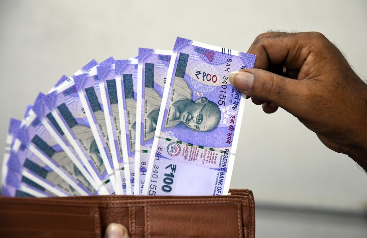 7th consecutive decline: rupee ends losing more than 50 paisa