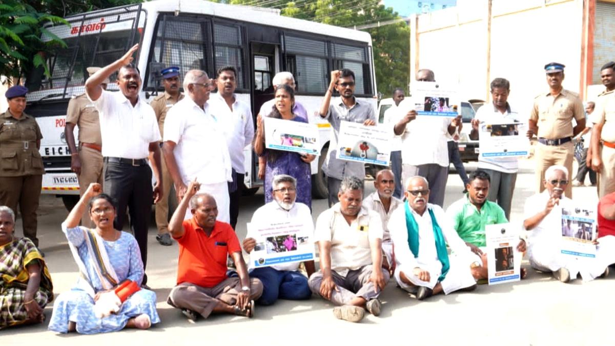 Forum stages protest against bad condition of road in Rajapalayam