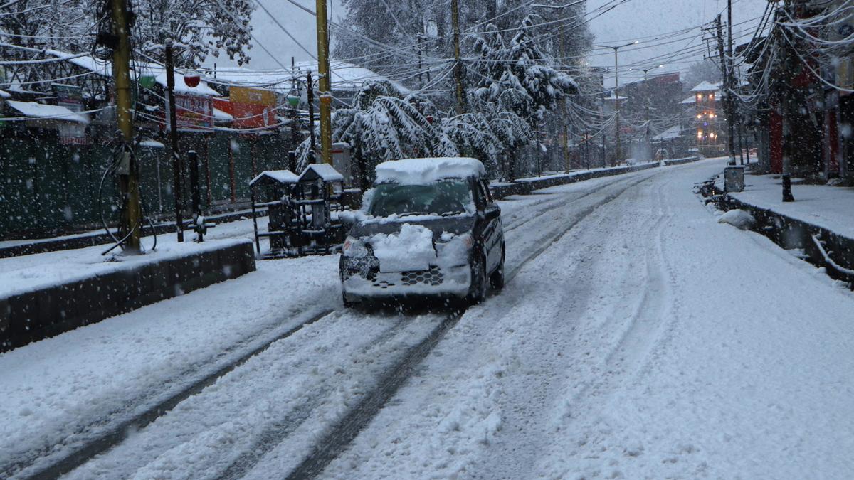 Snowfall affects rail, air, road travel in Kashmir