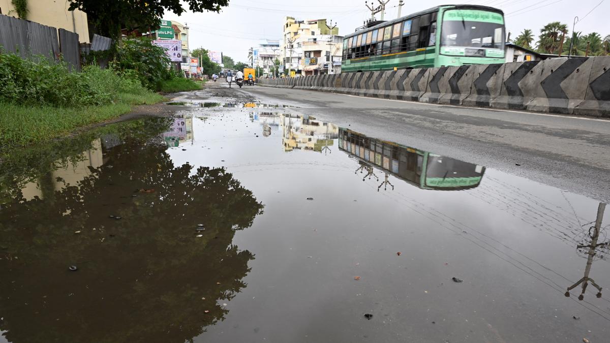 Erode district receives widespread rainfall, water stagnation affects traffic