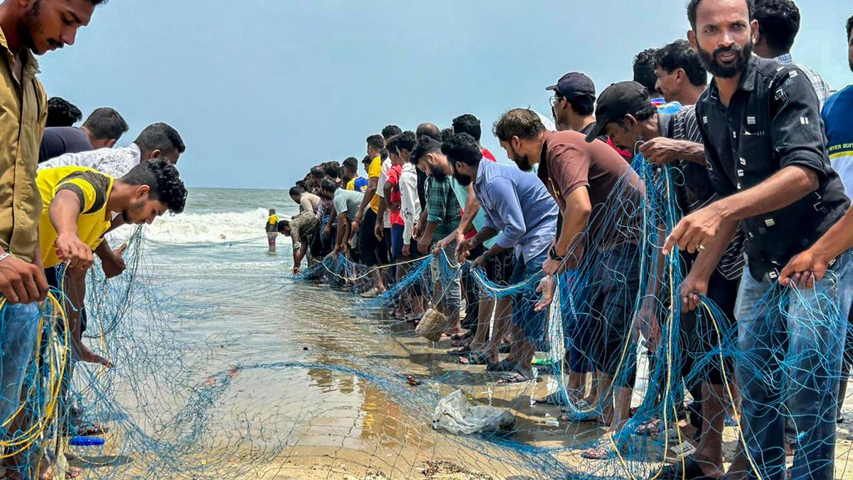 Search on for two Kozhikode students who went missing in the sea