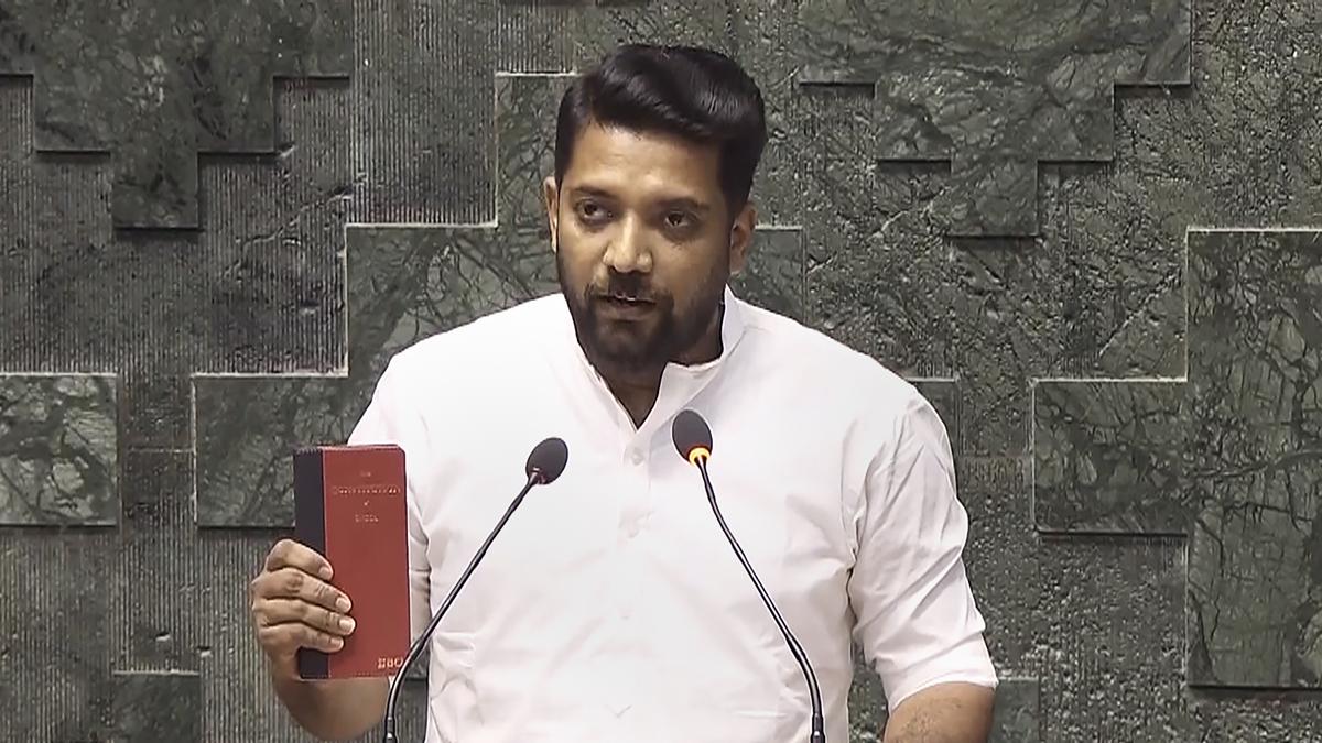 DYFI activists block Shafi Parambil MP’s vehicle at Vadakara in Kozhikode