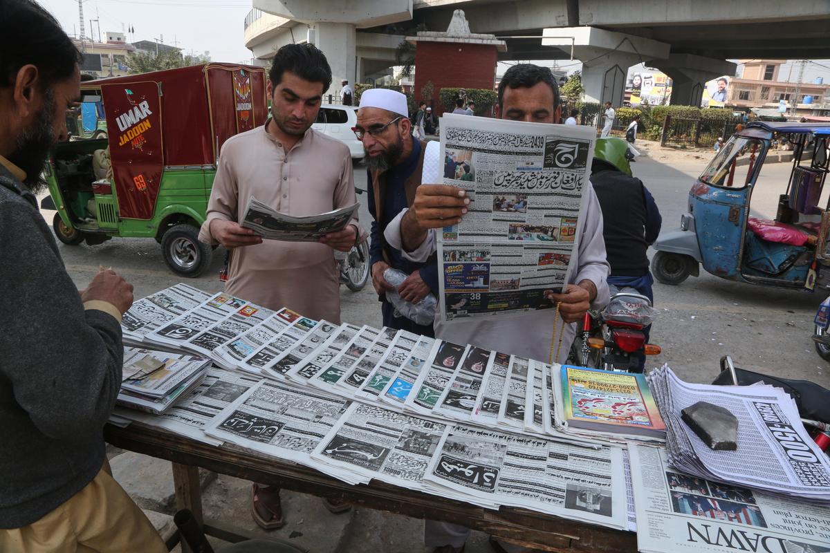 La gente legge i giornali del mattino che riportano la storia del combattimento transfrontaliero notturno tra le forze pakistane e afghane, in una bancarella a Peshawar, in Pakistan, venerdì 27 febbraio 2026. La gente legge i giornali del mattino che riportano la storia del combattimento transfrontaliero notturno tra le forze pakistane e afghane, in una bancarella a Peshawar, in Pakistan, venerdì 27 febbraio 2026.