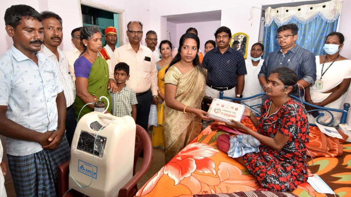 Krishnagiri Collector visits petitioner’s house with oxygen concentrator