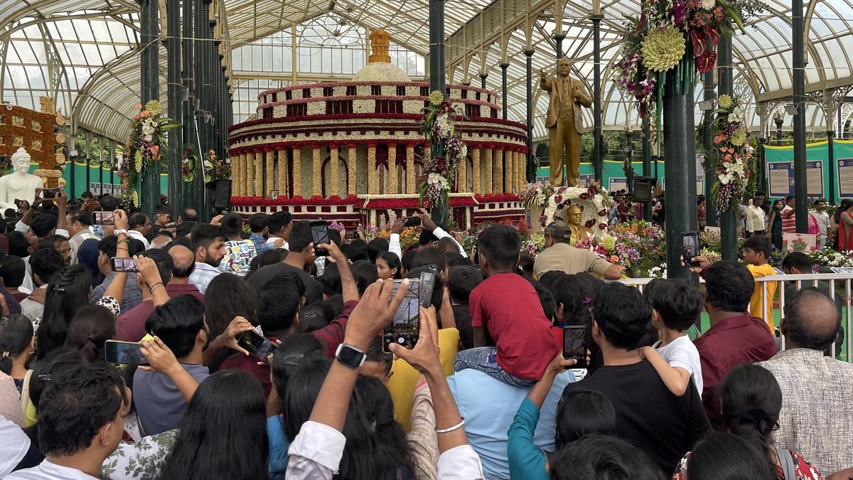 Over a lakh visitors throng Lalbagh flower show over weekend