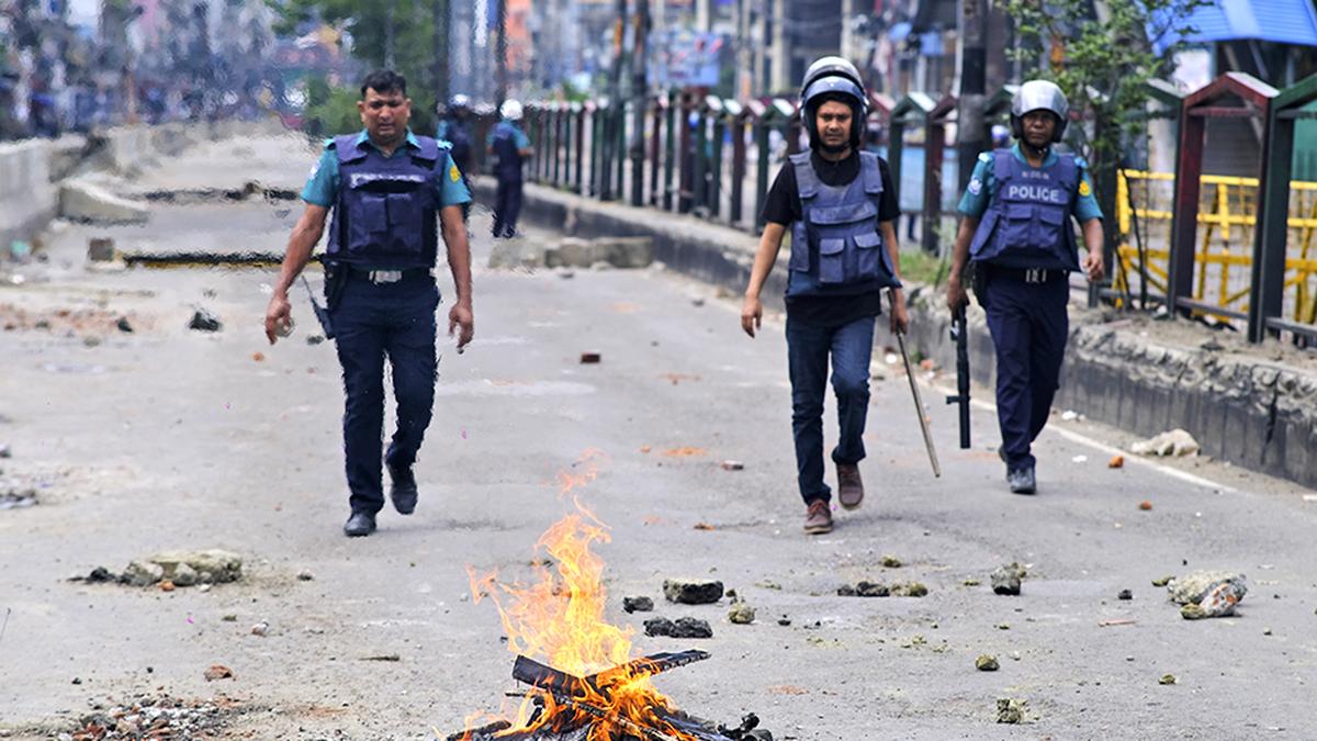 शीर्ष न्यायालय द्वारा कुछ नौकरियों में आरक्षण समाप्त करने के एक दिन बाद बांग्लादेश में शांति