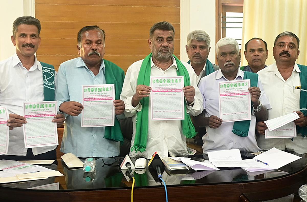 KRRS president Badagalpura Nagendra and others criticized the reduction of funds to NABARD and announced a protest against the move.
