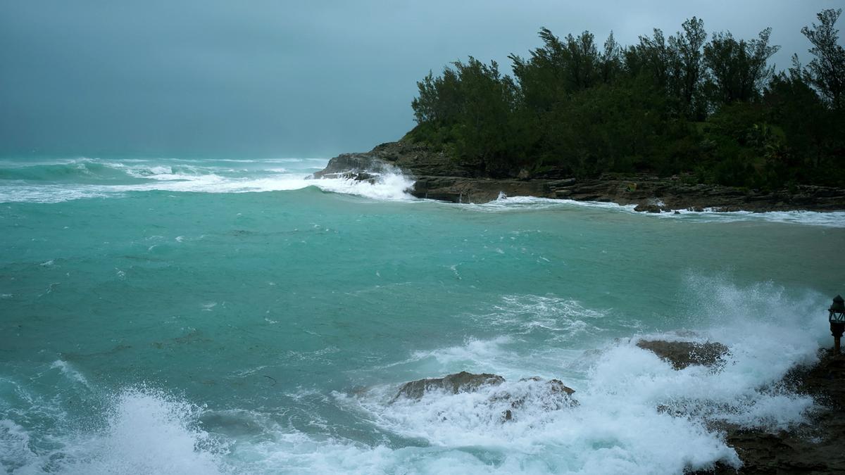 Ernesto regains hurricane strength, sends powerful swells, dangerous rip currents to U.S. East Coast