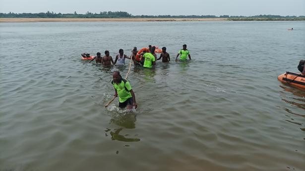 Six washed away while bathing in Kollidam; four bodies recovered