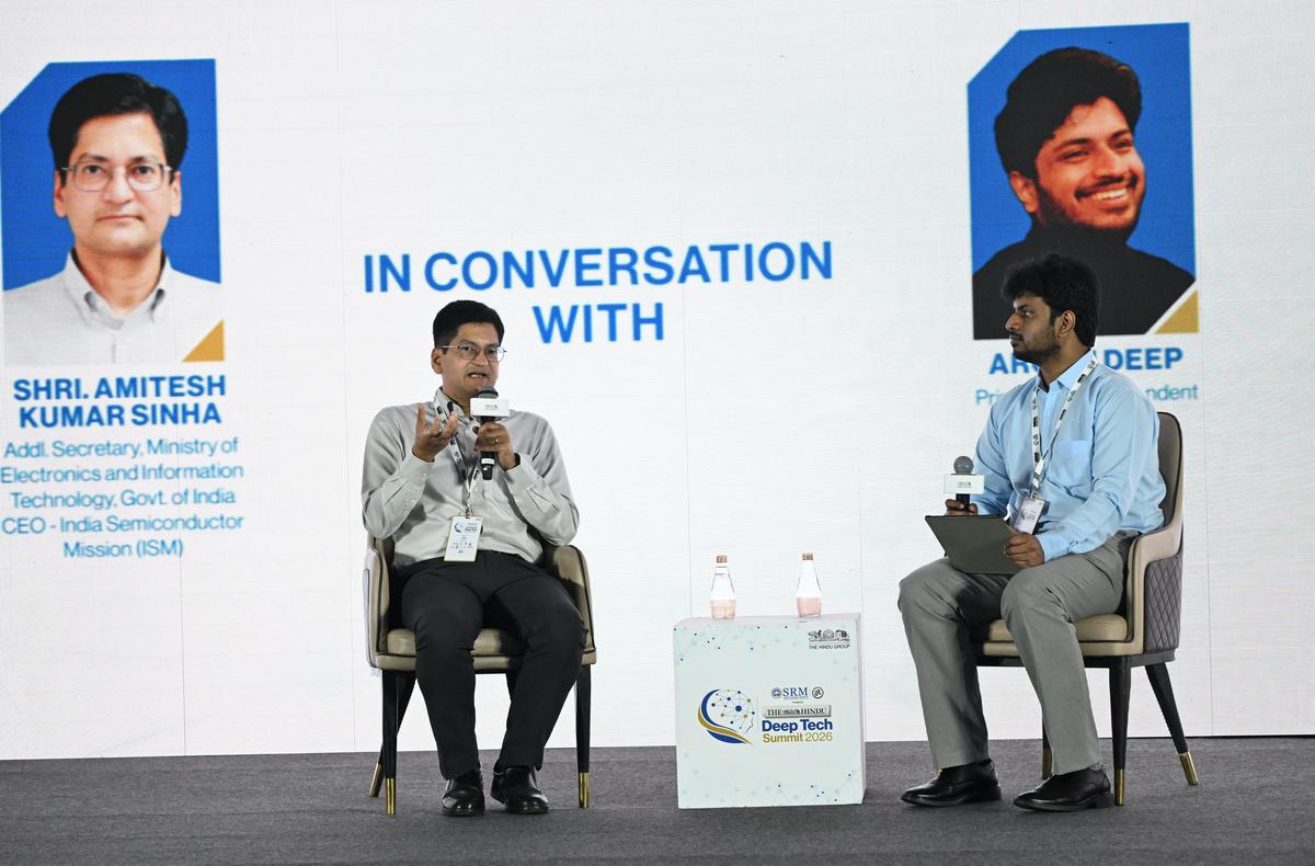 Amitesh Kumar Sinha, Segretario aggiuntivo del Ministero dell'elettronica e della tecnologia dell'informazione (MeitY) e CEO di India Semiconductor Mission, al Deep Tech Summit 2026 di due giorni organizzato da The Hindu Group in associazione con l'SRM Institute of Science and Technology (SRMIST) a Chennai. È in conversazione con Aroon Deep, corrispondente principale di The Hindu