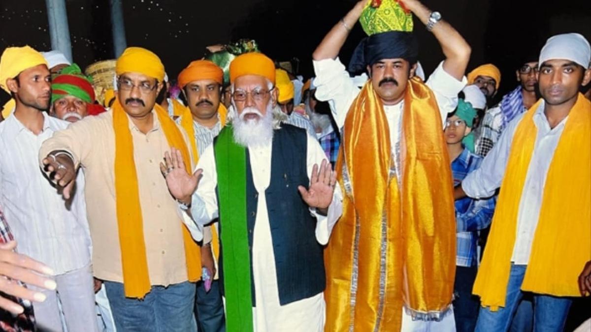 Minister Kondapalli Srinivas offers prayers at Hazrath Khadar Vali Dargah in Vizianagaram