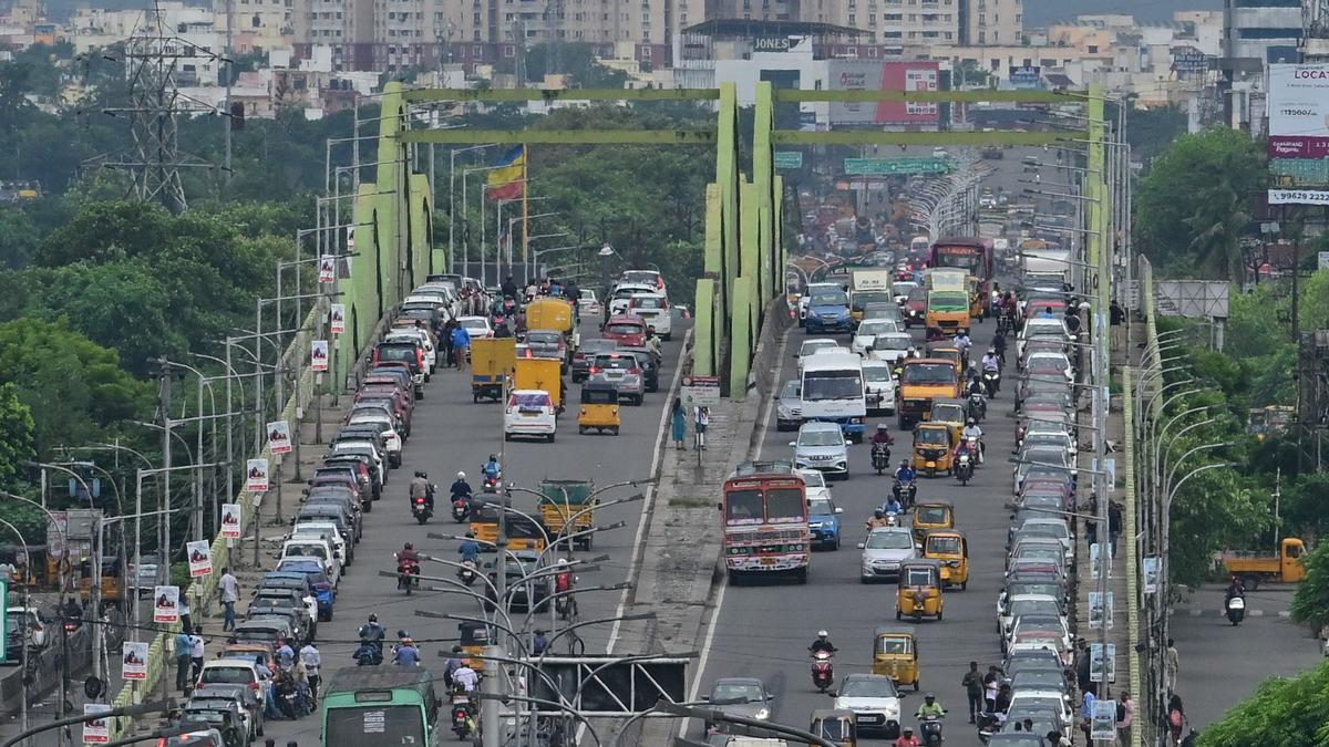 Chennai Rains: Cars Parked on Flyovers Cause Traffic Chaos