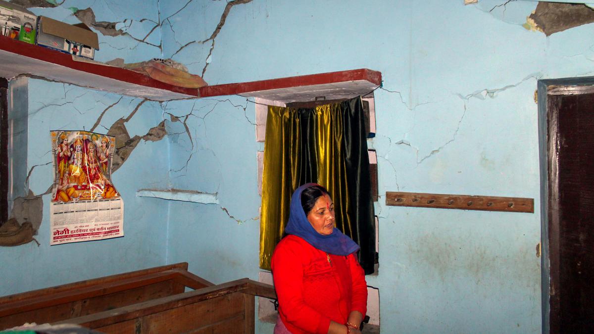 Cracks noticed in 868 buildings of Joshimath so far, says Chamoli DM