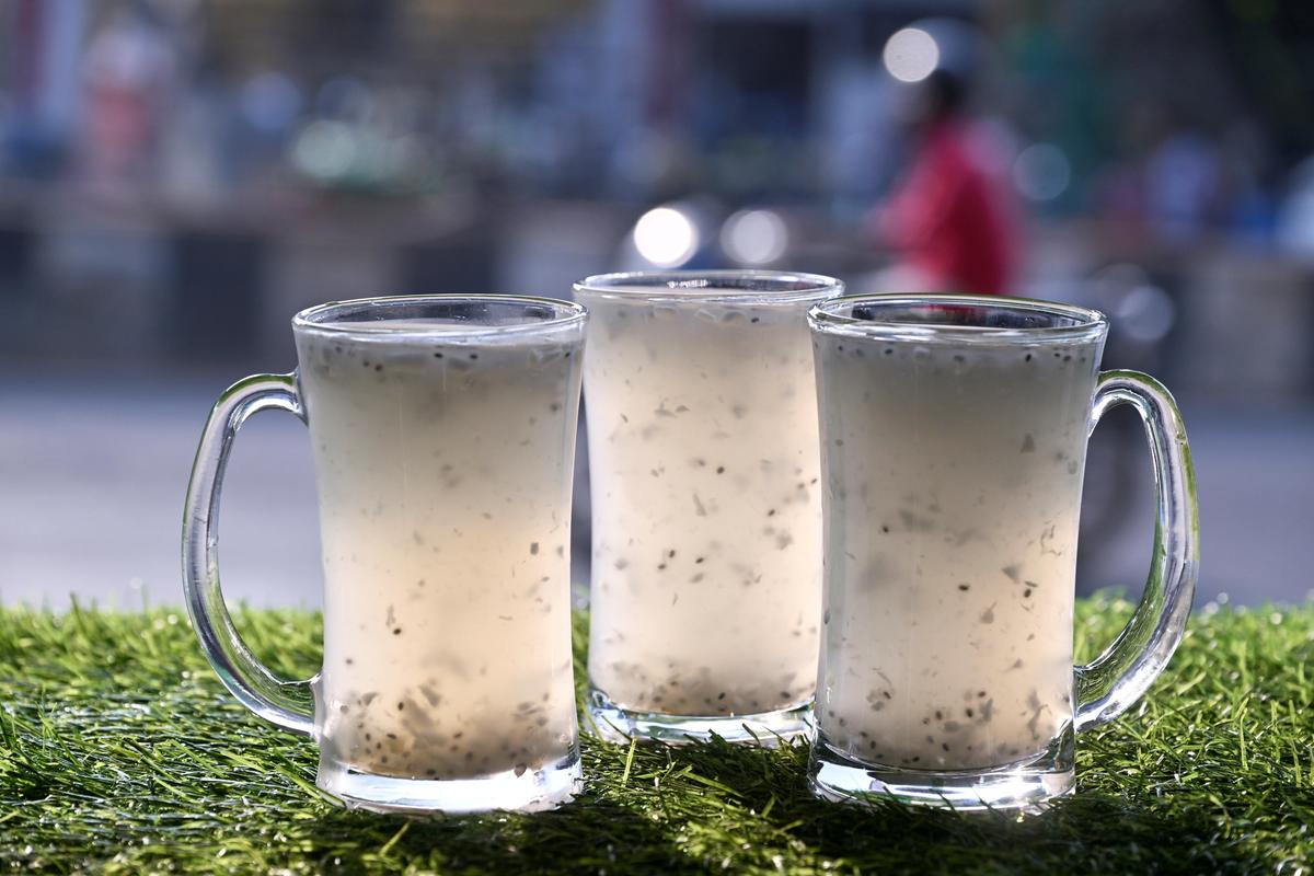 Madurai, Tamil Nadu, 17/03/2026. Isravel serve il famoso 'elaneer sharbat' per i clienti assetati a Ponmeni, Madurai...Foto . Moorthy. G/ L'indù.