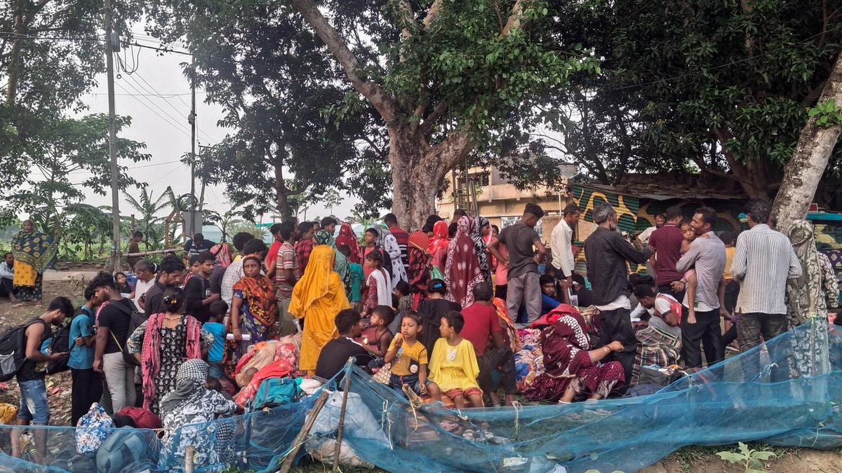 Hundreds gather near West Bengal’s Hakimpur border as BJP Govt begins crackdown on illegal Bangladeshis