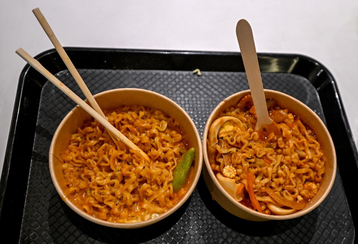 विशाखापत्तनम में बीच रोड पर नव-खुले रेस्तरां जेन्ज़ राम्युन, एक स्व-सेवा कोरियाई राम्युन बार, में रामयुन के कटोरे परोसे जाते हैं।