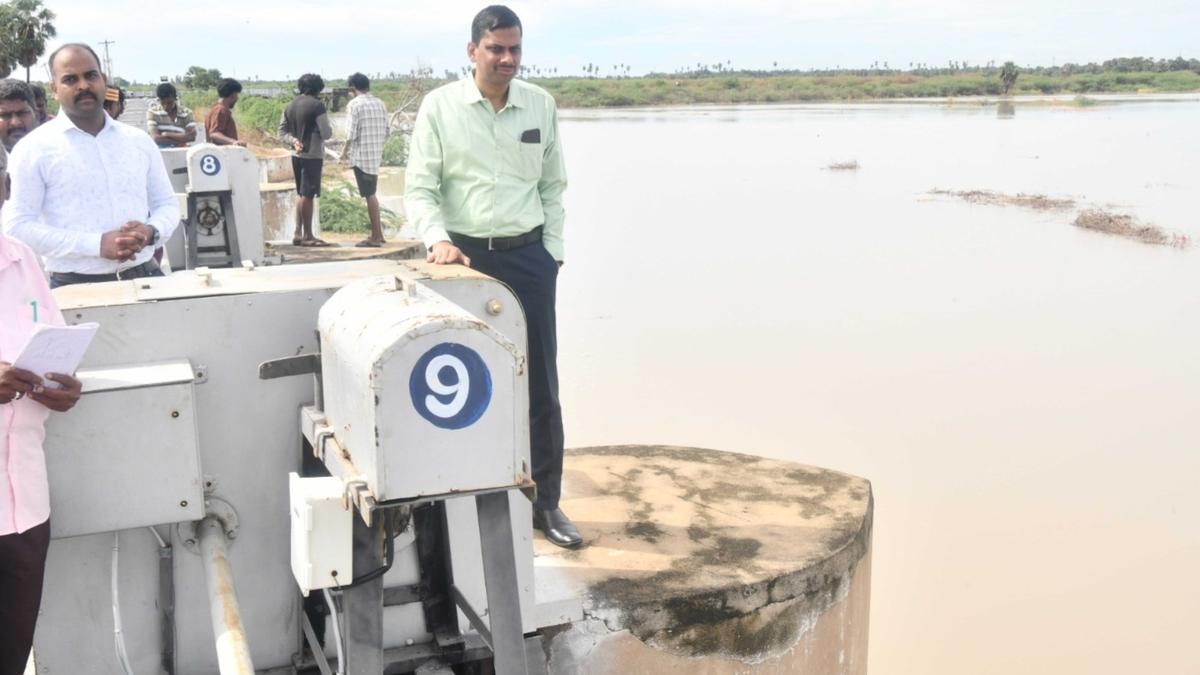 Thoothukudi administration warns residents of low-lying areas around Korampallam tank