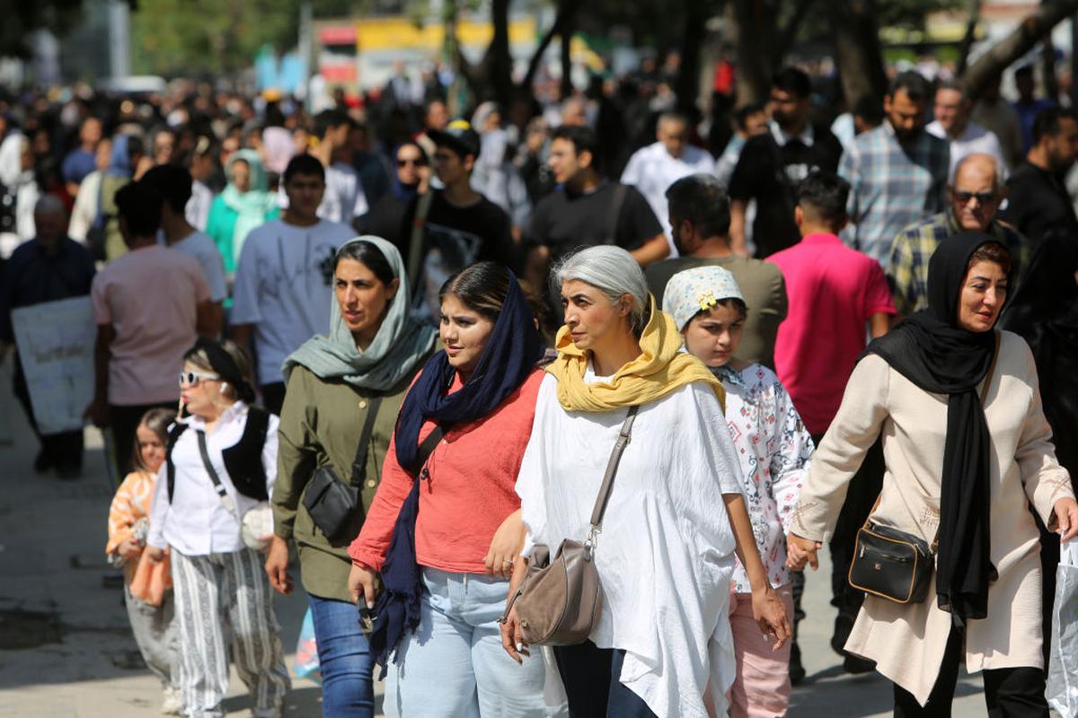 Nos anos que se seguiram à morte sob custódia de Mahsa Amini, de 22 anos, em Teerão, em 2022, um número crescente de mulheres deixou de aderir às regulamentações do hijab em protesto. Nos anos que se seguiram à morte sob custódia de Mahsa Amini, de 22 anos, em Teerão, em 2022, um número crescente de mulheres deixou de aderir às regulamentações do hijab em protesto.