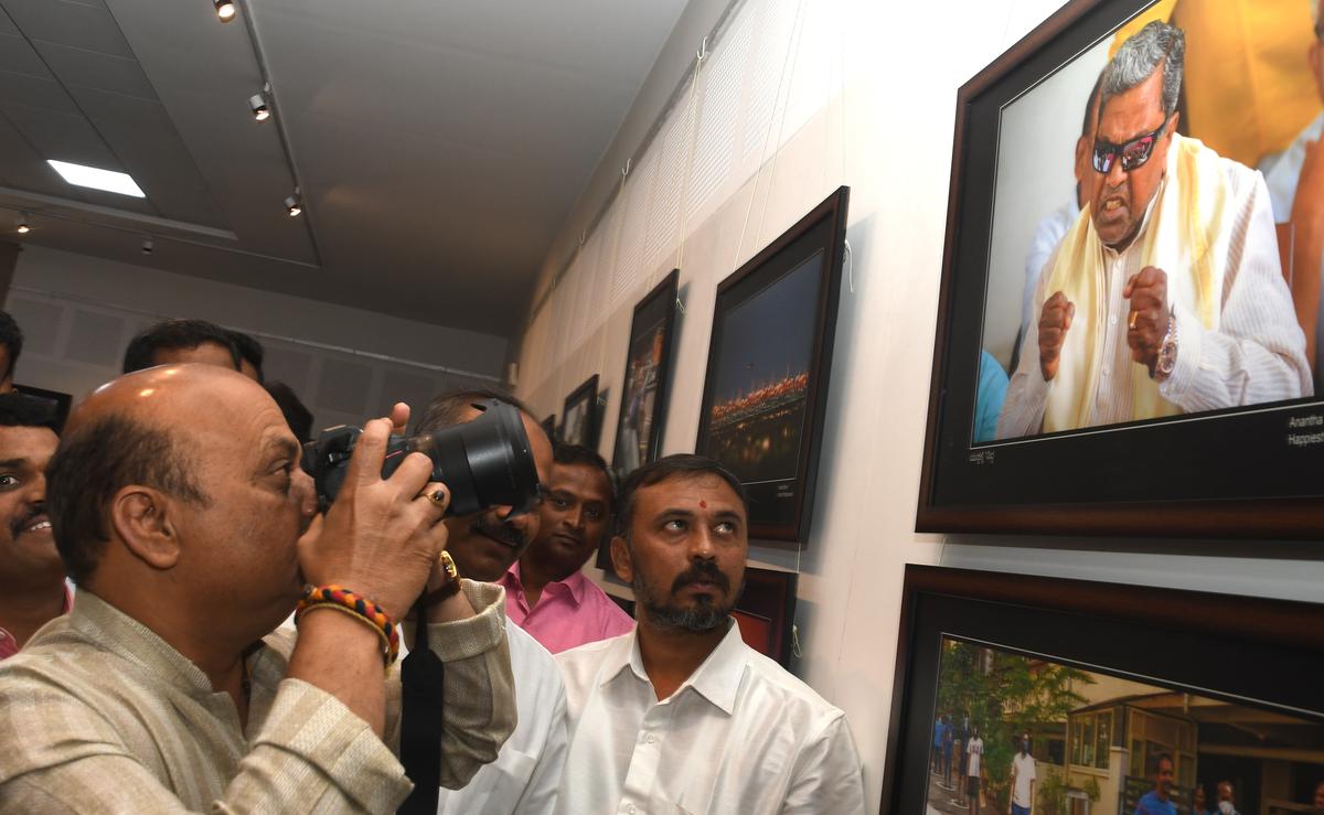 CM inaugurates exhibition by photojournalists