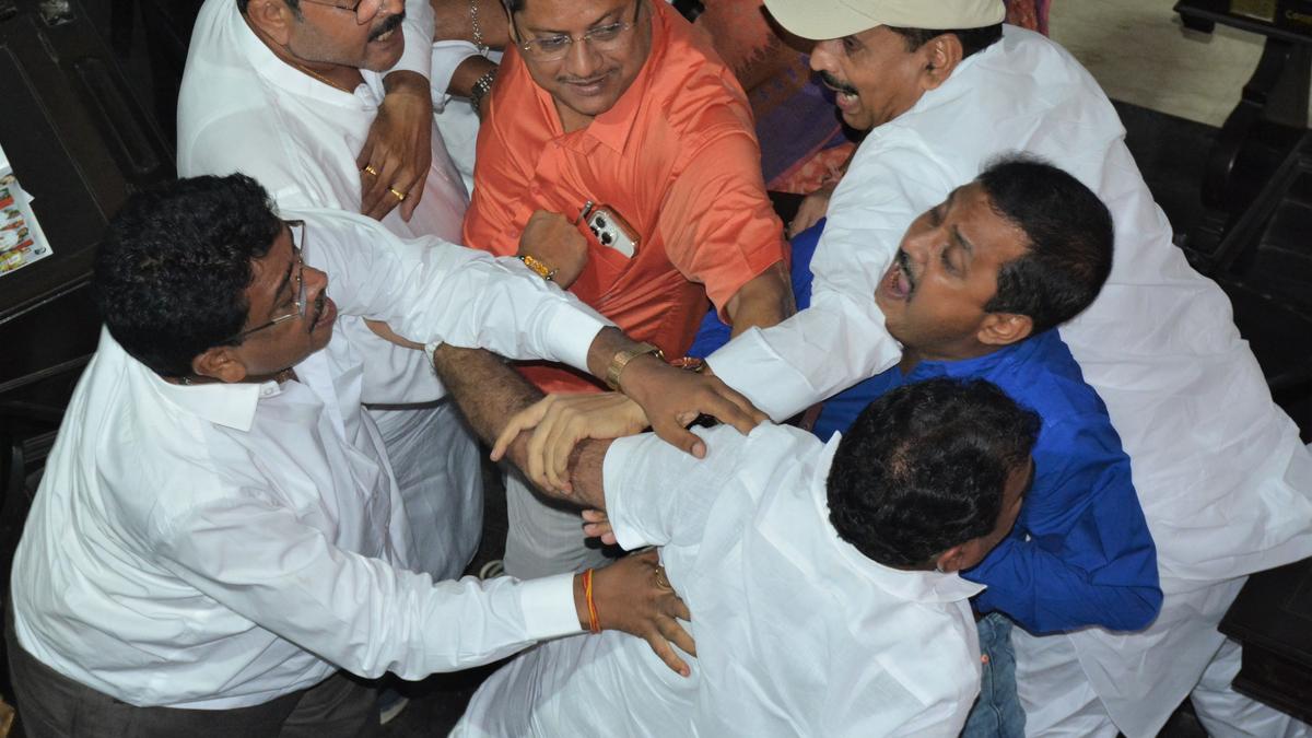 BJP, Trinamool councillors engage in scuffle in KMC house