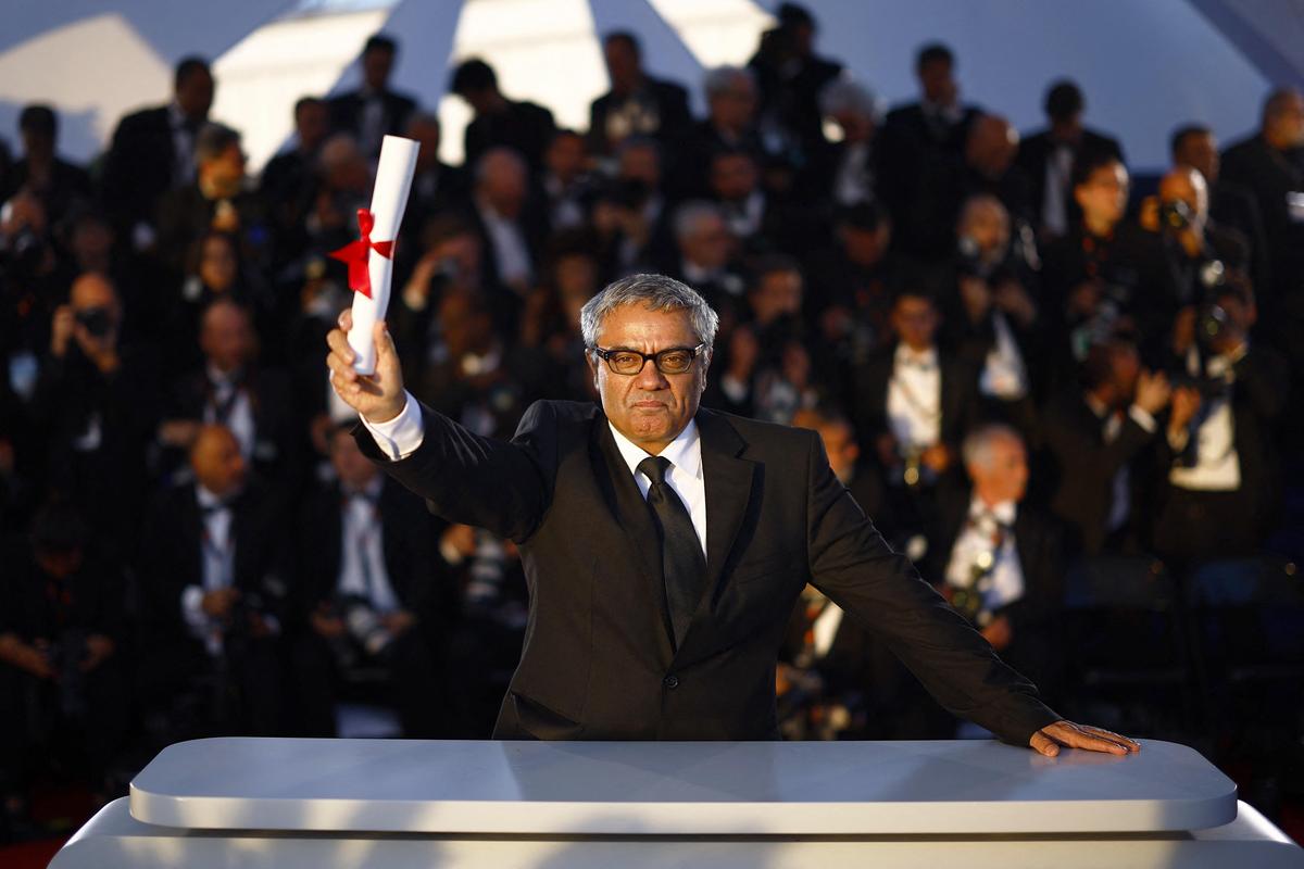 Mohammad Rasoulof, ganador del Premio Especial del Jurado por la película 'La semilla del higo sagrado', posa durante una sesión fotográfica tras la ceremonia de clausura del 77º Festival de Cine de Cannes en Cannes, Francia, el 25 de mayo de 2024