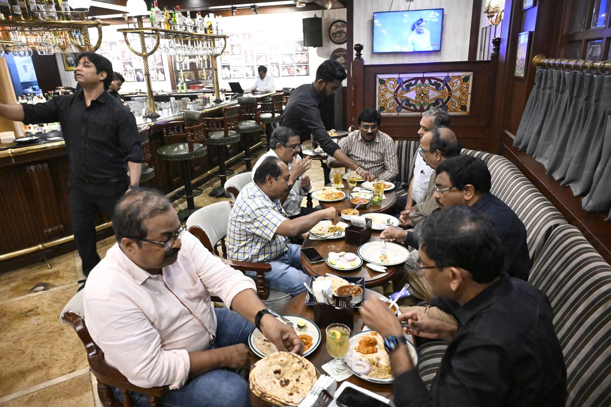 10 डाउनिंग स्ट्रीट हैदराबाद के सबसे पुराने और सबसे पसंदीदा भोजनालयों में से एक है 10 डाउनिंग स्ट्रीट हैदराबाद के सबसे पुराने और सबसे पसंदीदा भोजनालयों में से एक है