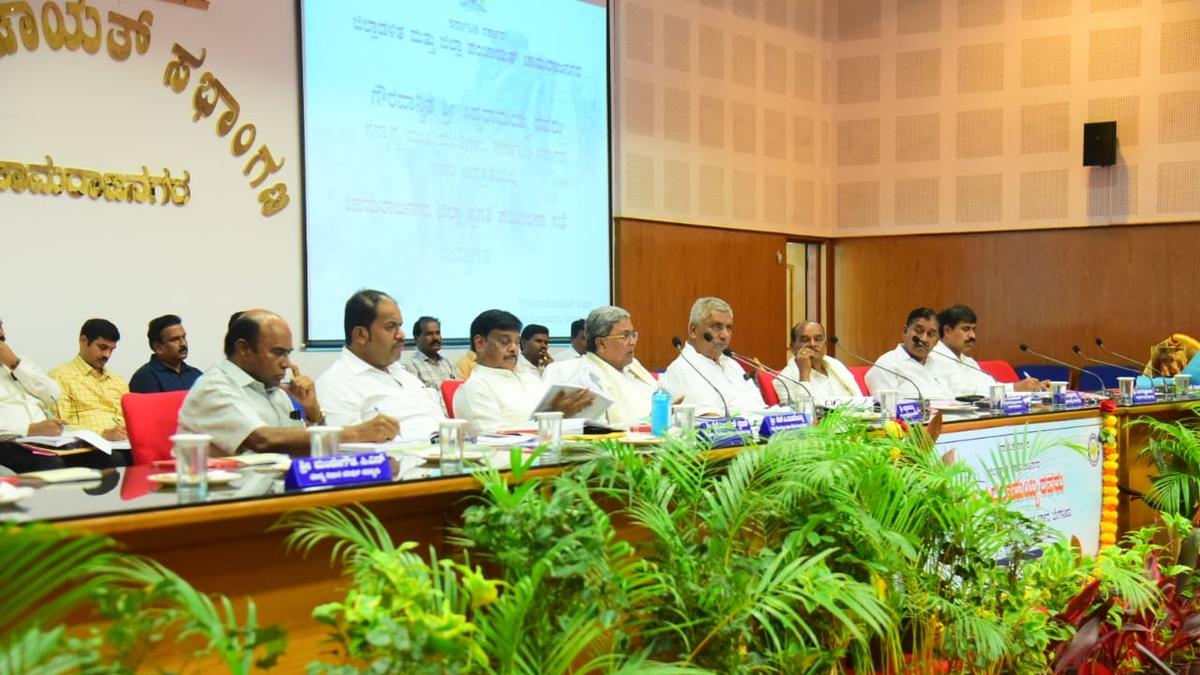 Siddaramaiah directs officials to ensure water supply, prevent distress migration