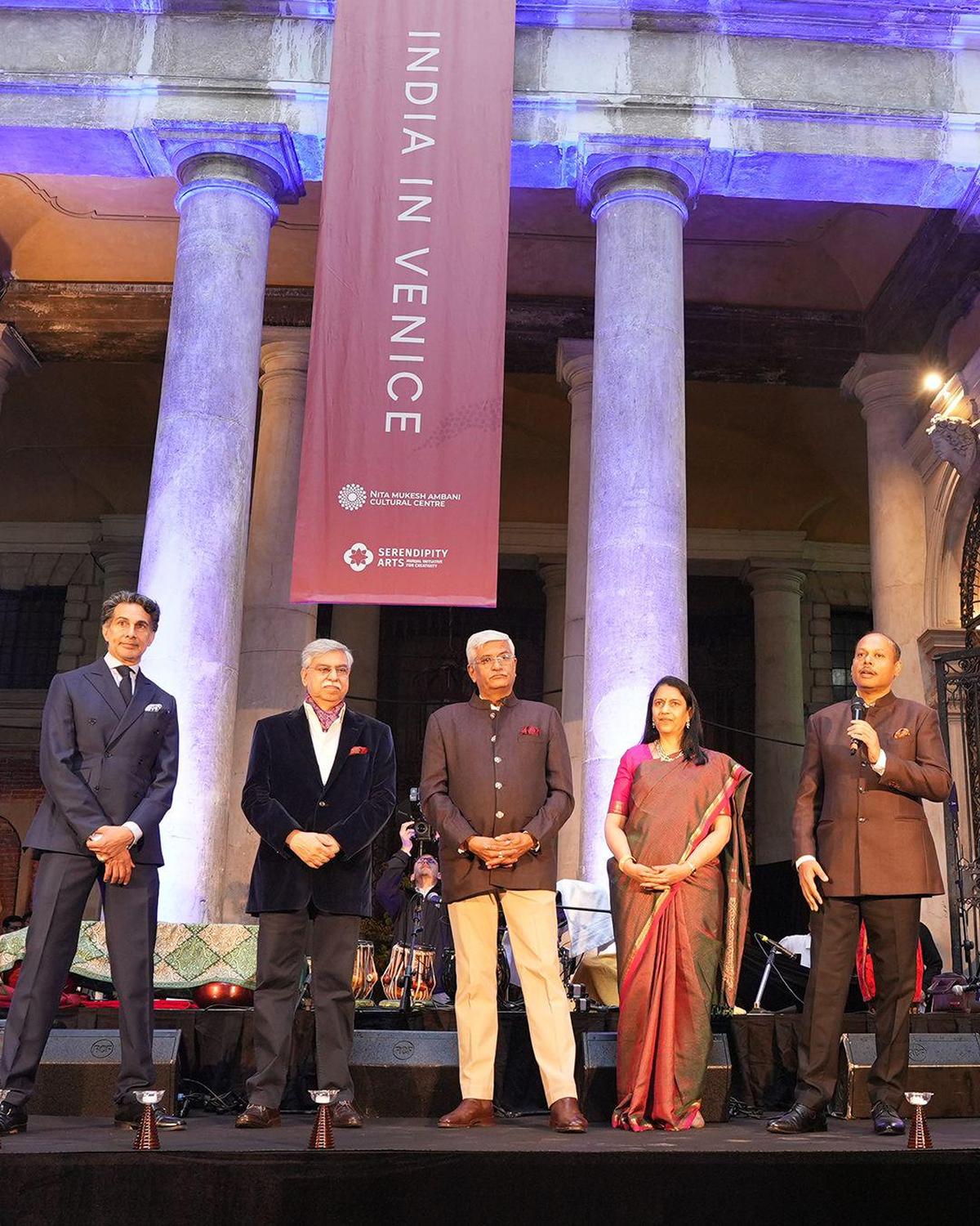 Ministra do Turismo, Gajendra Singh Shekhawat, ao centro, durante a 61ª Exposição Internacional de Arte da Bienal de Veneza, em Veneza, Itália.