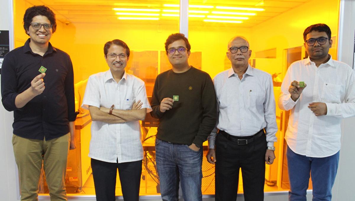 Tim CeNSE yang membuat penemuan.  Dari kiri ke kanan: Deepak, Navakanta Bhat, Sreetosh Goswami, Sreebrata Goswami dan Santi Prasad Rath.