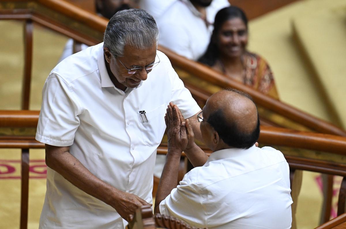 O líder da oposição, Pinarayi Vijayan, cumprimenta o presidente provisório G. Sudhakaran após prestar juramento na Assembleia do Estado em Thiruvananthapuram na quinta-feira.