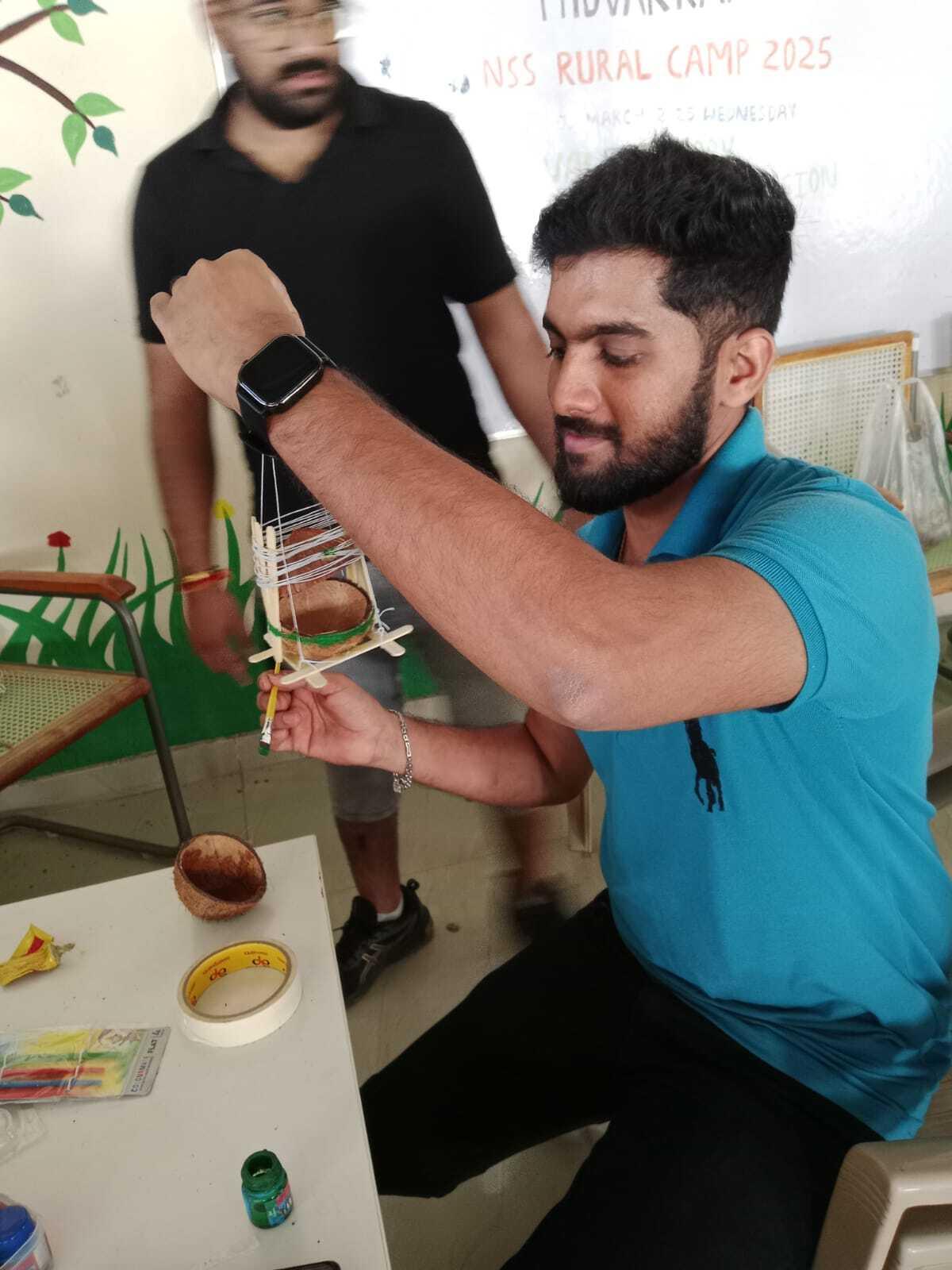 A confecção de um comedouro de casca de coco para pássaros.