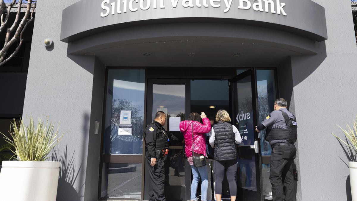 Data | The Collapse of Silicon Valley Bank and Signature Bank Amid Rising Interest Rates and Asset Losses