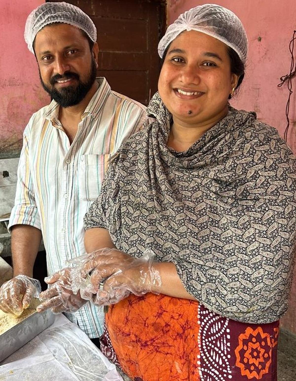 सुश्री बदरुद्दीन और सबेना एस उनकी इकाई, किस्मथ स्नैक्स में सुश्री बदरुद्दीन और सबेना एस उनकी इकाई, किस्मथ स्नैक्स में