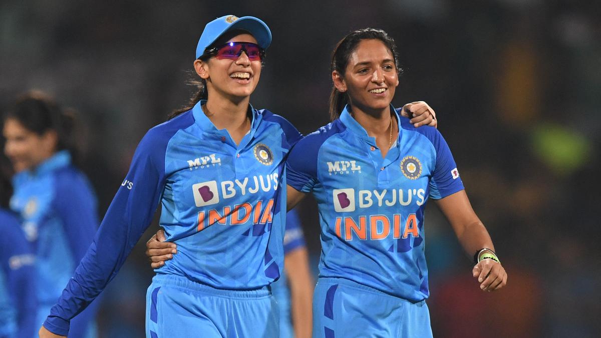 Smriti Mandhana encourages Richa Ghosh to “finish it” during India’s match against Australia