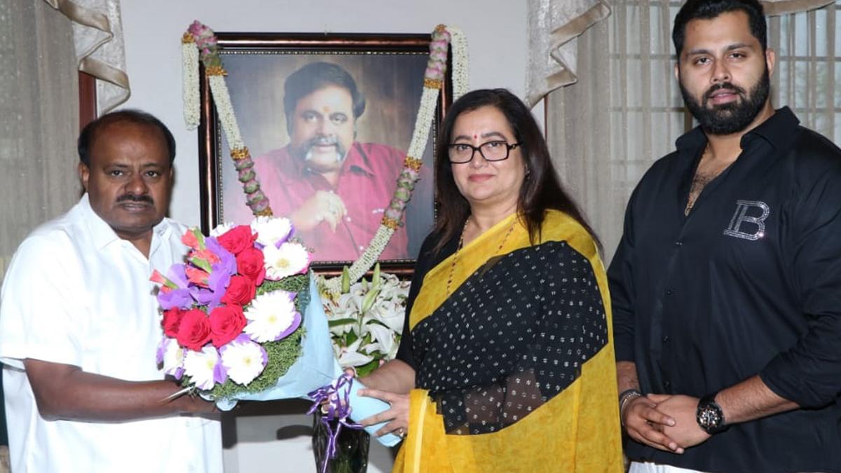 Kumaraswamy meets Sumalatha at her residence to seek cooperation in Mandya