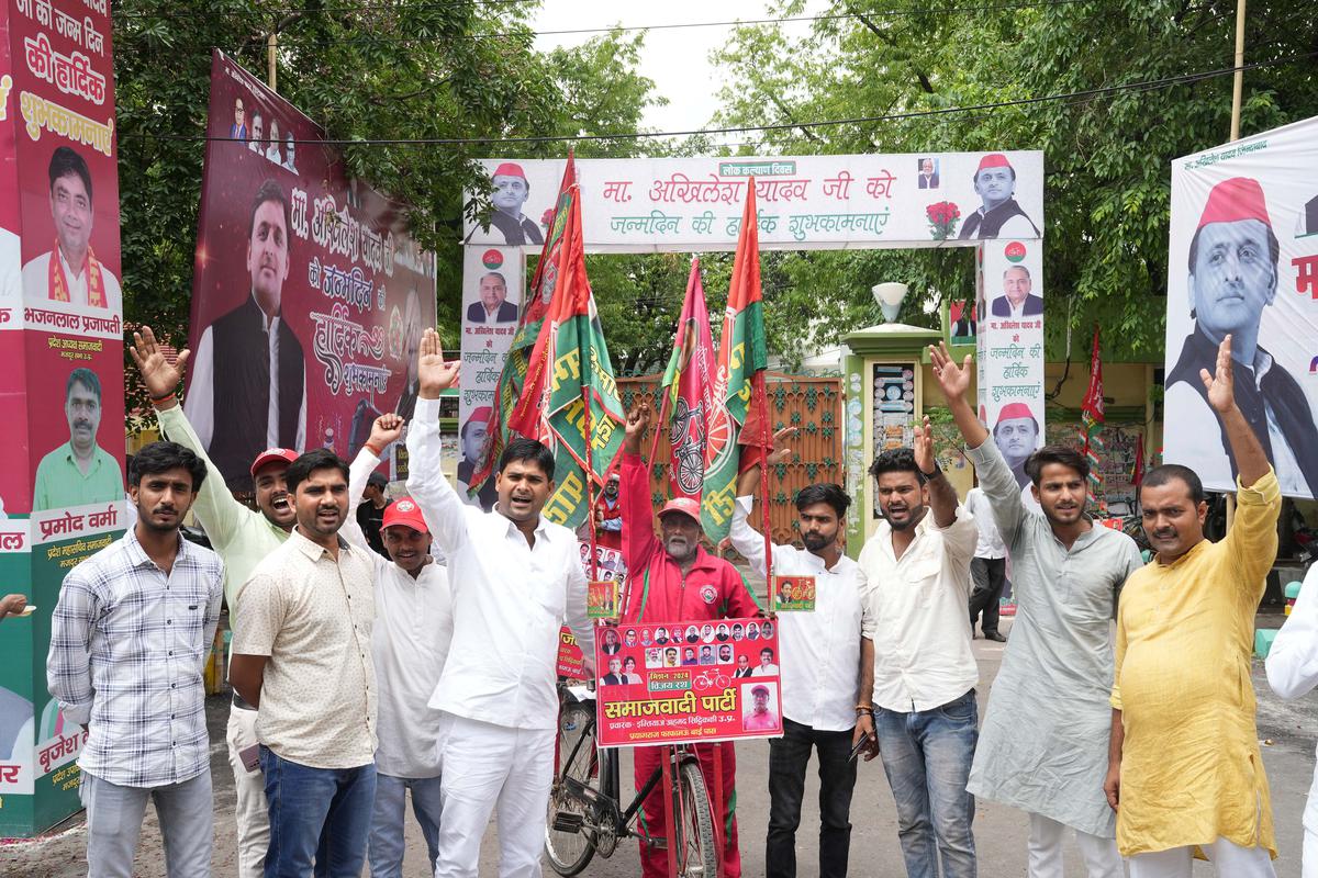   1 जुलाई, 2023 को लखनऊ में समर्थकों ने समाजवादी पार्टी के अध्यक्ष अखिलेश यादव का जन्मदिन मनाया।  