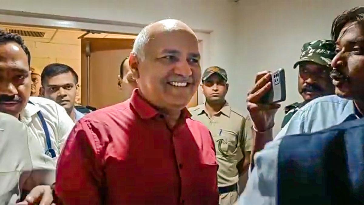 Delhi snooping case | CBI registers case against Manish Sisodia, 6 others