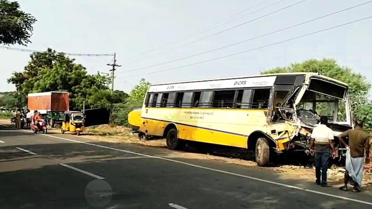 Three men die as goods truck collides with TNSTC bus at Karaikudi