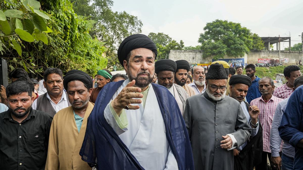 Stones hurled at Shia cleric Maulana Kalbe Jawad in Lucknow